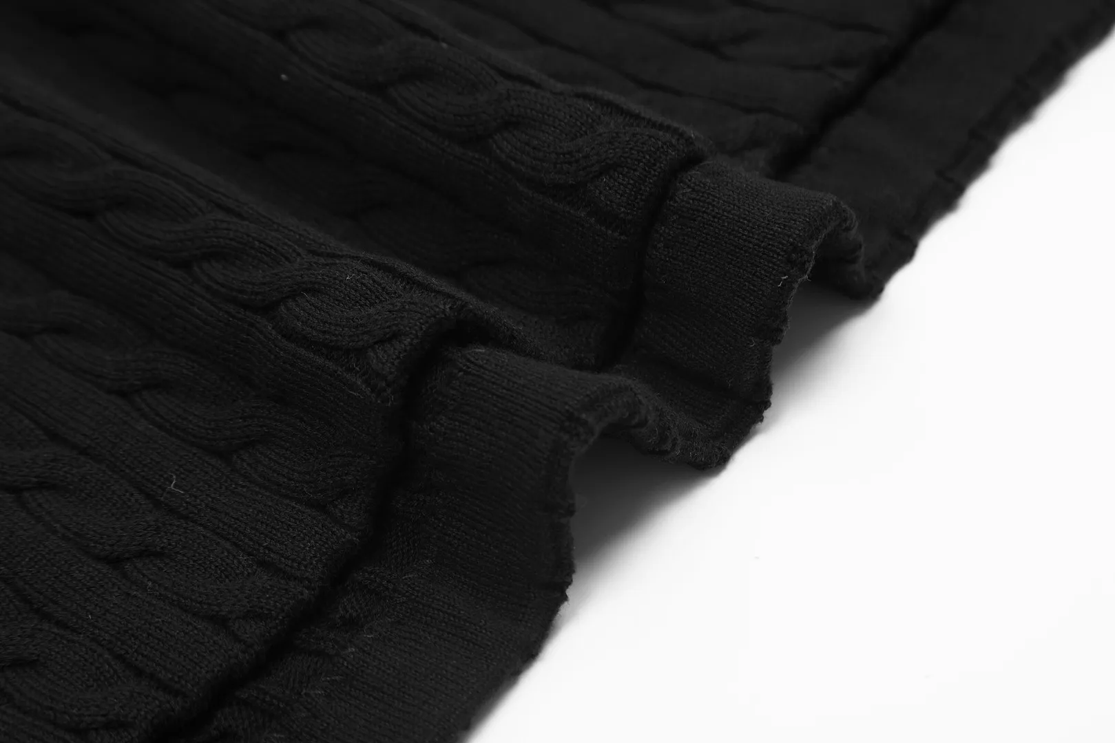🅿️176 "Top quality" Style number: DS022# (not off the shelves all year round) [Ralph Lauren POLO lapel solid color pony embroidered logo knitted short sleeves] ✅Ralph Lauren Ralph Lauren classic basic versatile all-season cardigan knitted short sleeves ✅Main supplier platform live broadcast Wholesale entities Replenish when out of stock Not off the shelves ✅ZP quality 1:1 version Scan the code to enter the GF website Counter quality ✅Details and quality are the only one in Guangzhou. Imported quality cotton yarn focuses on high-end and cost-effective. Needless to say good quality. ✅The version is restored to the original order. The maximum size can be worn up to 160 pounds. Loose, comfortable and stress-free.